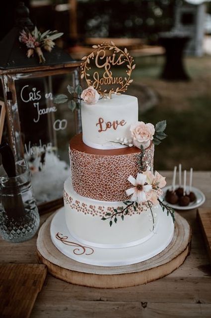 Wedding cake lace & sugar flowers